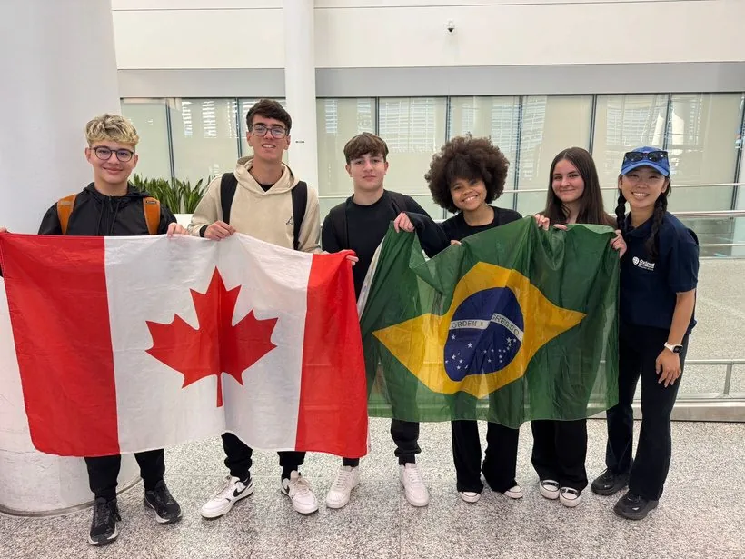 Jeunes avec drapeaux du Canada et du Brésil